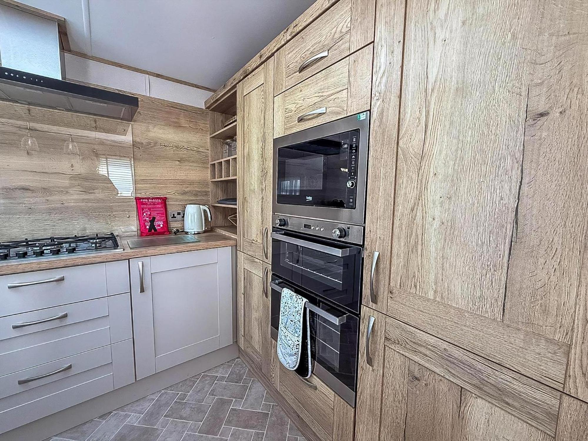 Amazing Caravan With Decking At Manor Park In Ref 23010ha