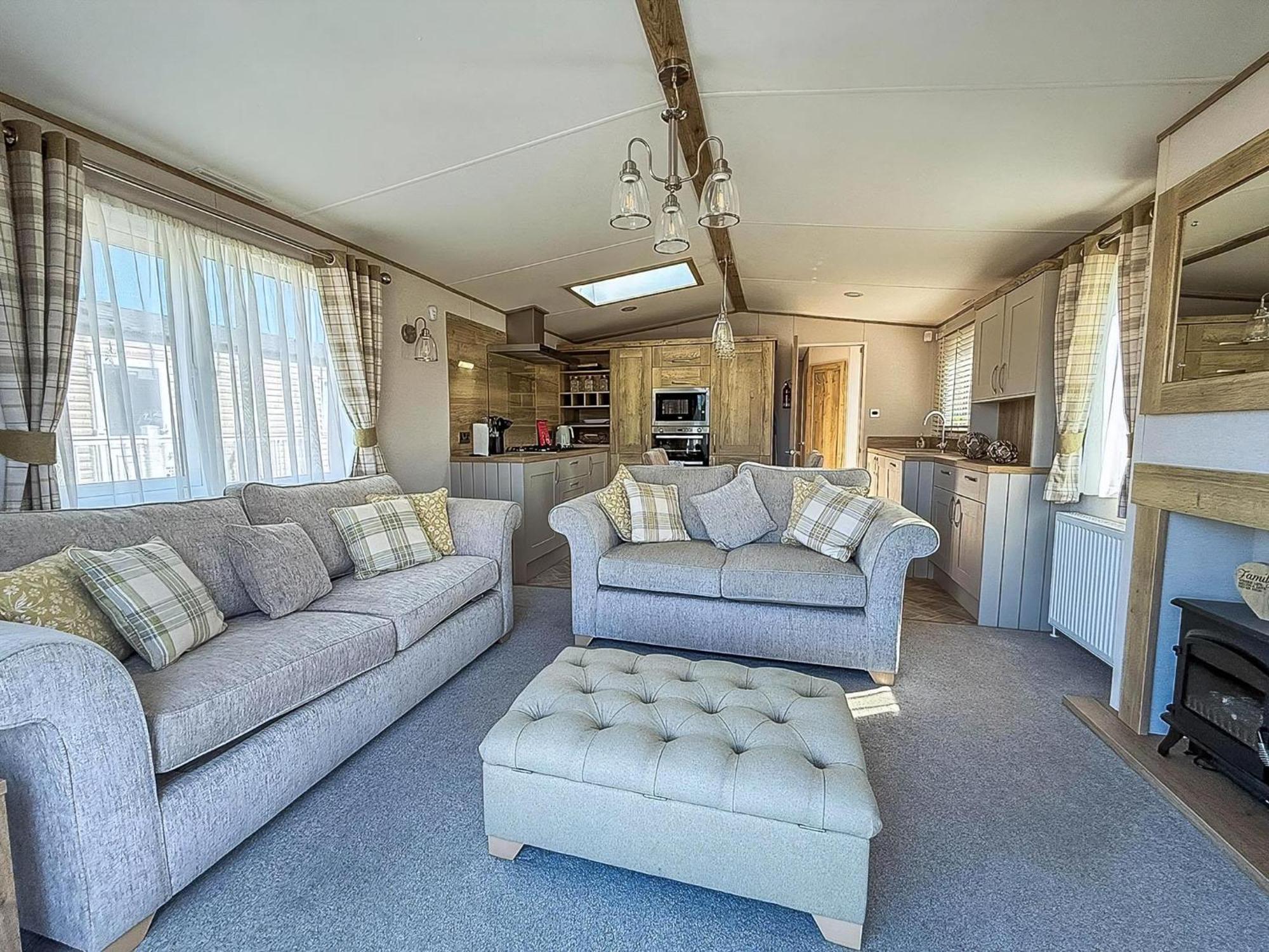 Amazing Caravan With Decking At Manor Park In Ref 23010ha * Hunstanton