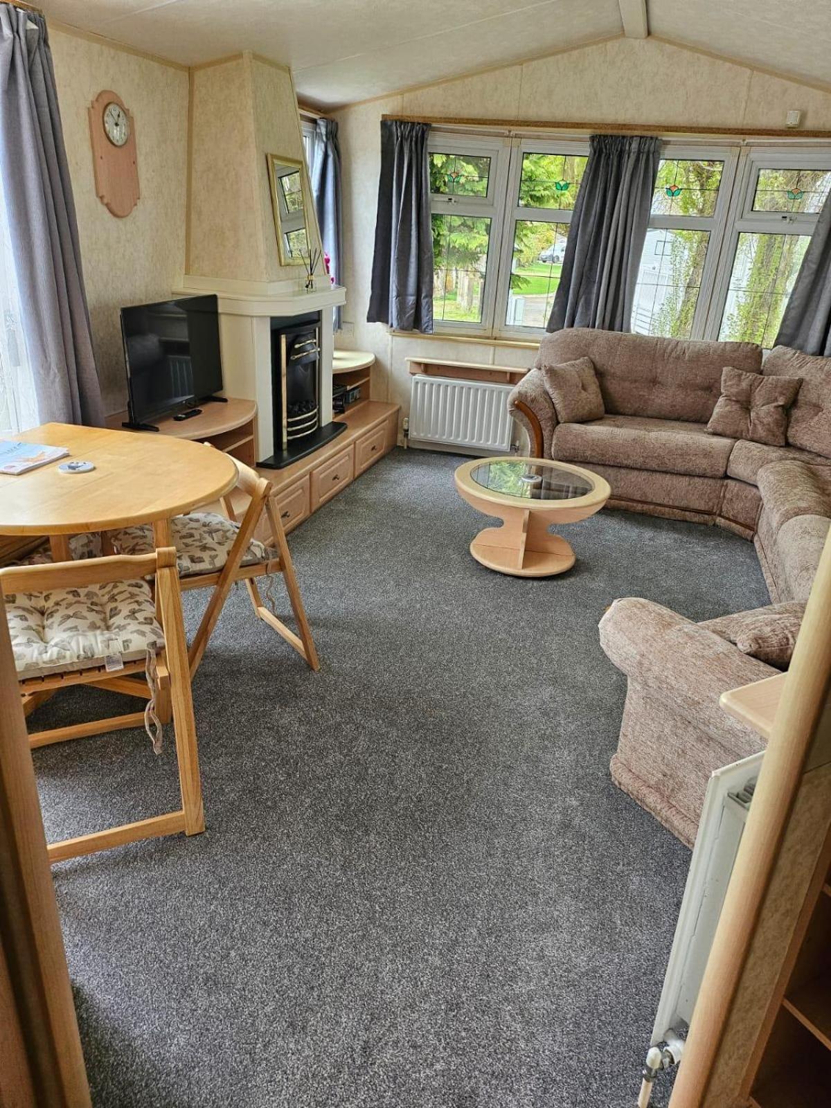 Lovely Caravan At Manor Park, Nearby In Norfolk Ref 23029t *