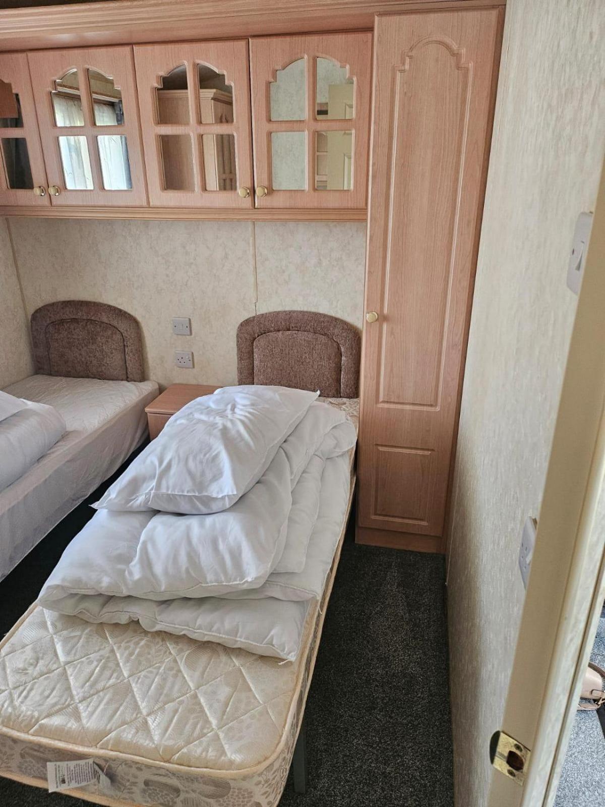 Lovely Caravan At Manor Park, Nearby In Norfolk Ref 23029t *
