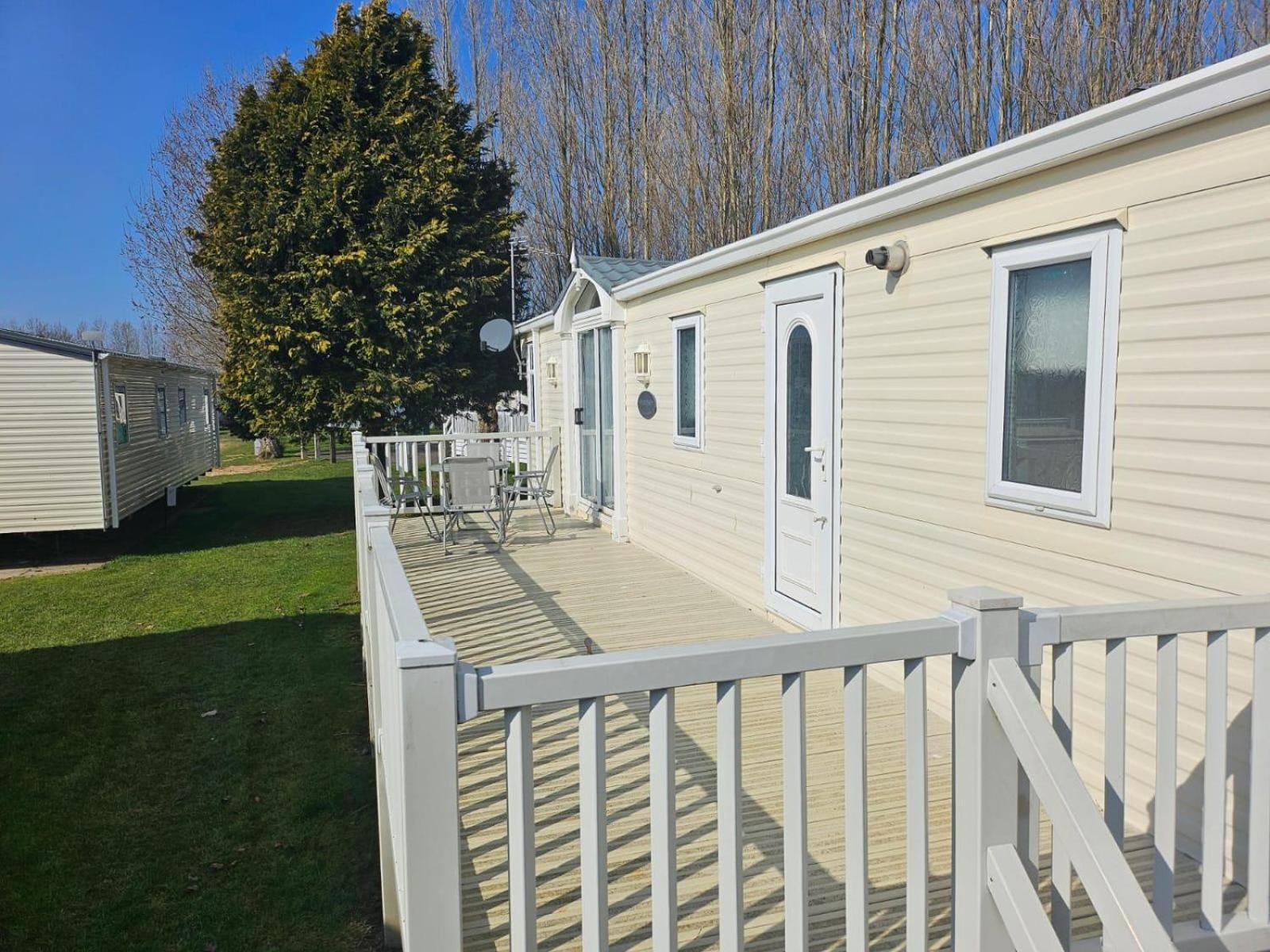 Lovely Caravan At Manor Park, Nearby In Norfolk Ref 23029t