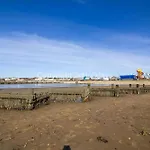 Superb Caravan With Decking Close To Hunstanton Beach In Norfolk Ref 23060S