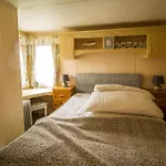 Superb Caravan With Decking Close To Hunstanton Beach In Norfolk Ref 23060S