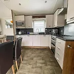 Stunning Dog Friendly Caravan At Manor Park, Hunstanton In Norfolk Ref 23188K