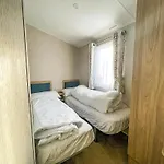 Stunning Caravan For Hire Nearby Hunstanton Beach In Norfolk Ref 23050S