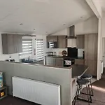Manor Park Dog Friendly 2 Bed, 6 Berth Lodge With Decking 600 Yard\'S From The Beach In Hunstanton