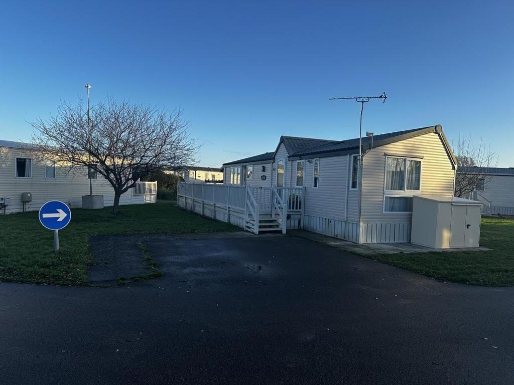 Campsite Great Caravan For Hire With Pond Views At Manor Park Holiday Park Ref 23228k Hunstanton