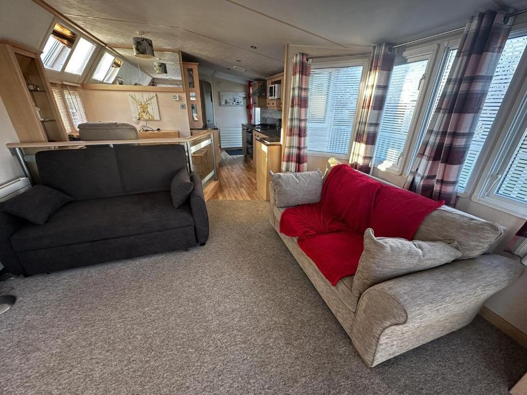 Great Caravan For Hire With Pond Views At Manor Park Holiday Park Ref 23228k Hunstanton