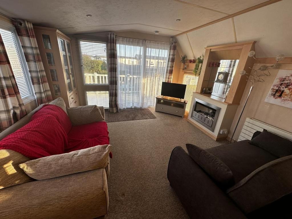 Campsite Great Caravan For Hire With Pond Views At Manor Park Holiday Park Ref 23228k *