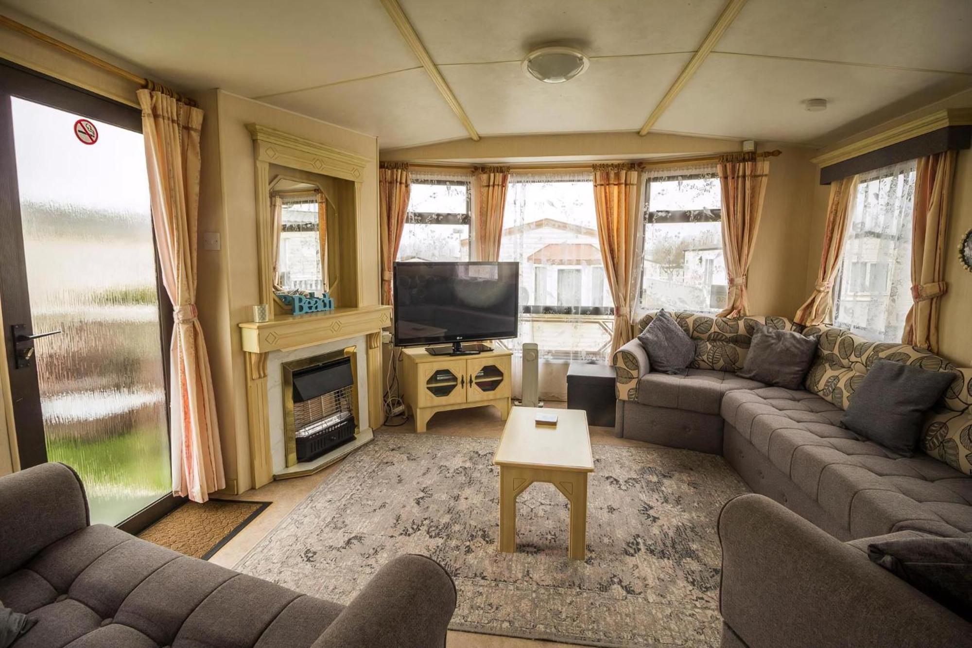 Superb Caravan With Decking Close To In Norfolk Ref 23060s Campsite Hunstanton