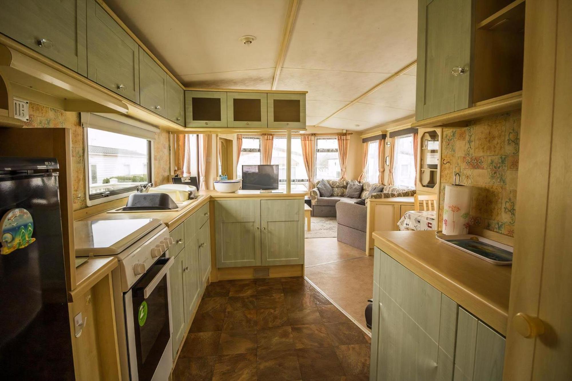 Superb Caravan With Decking Close To In Norfolk Ref 23060s *