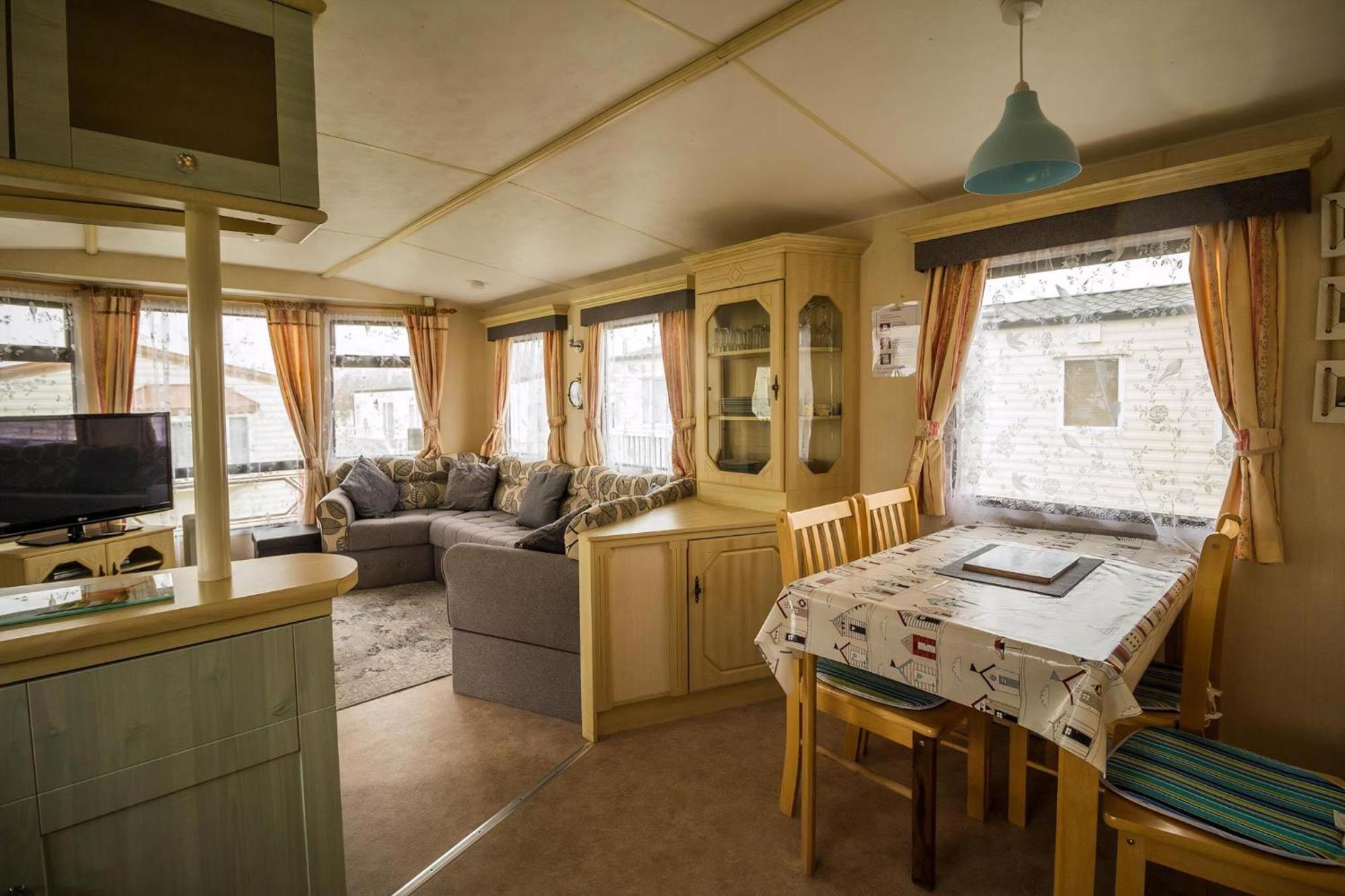 Superb Caravan With Decking Close To In Norfolk Ref 23060s