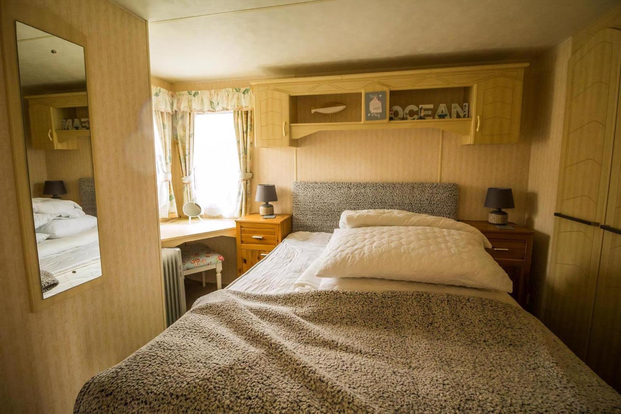 Superb Caravan With Decking Close To In Norfolk Ref 23060s *
