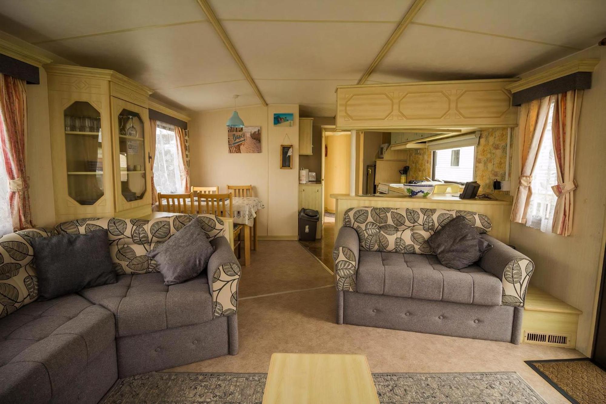 Superb Caravan With Decking Close To In Norfolk Ref 23060s *