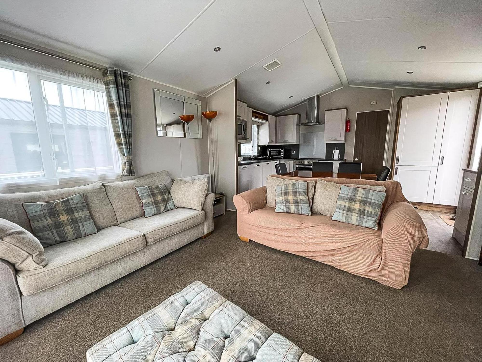 Stunning Dog Friendly Caravan At Manor Park, In Norfolk Ref 23188k