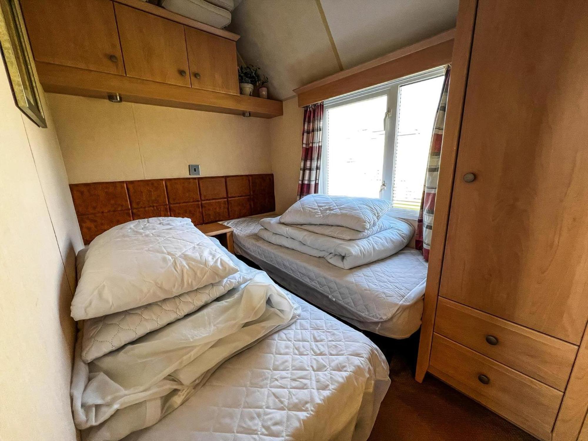 Great Caravan For Hire With Pond Views At Manor Park Holiday Park Ref 23228k Campsite Hunstanton