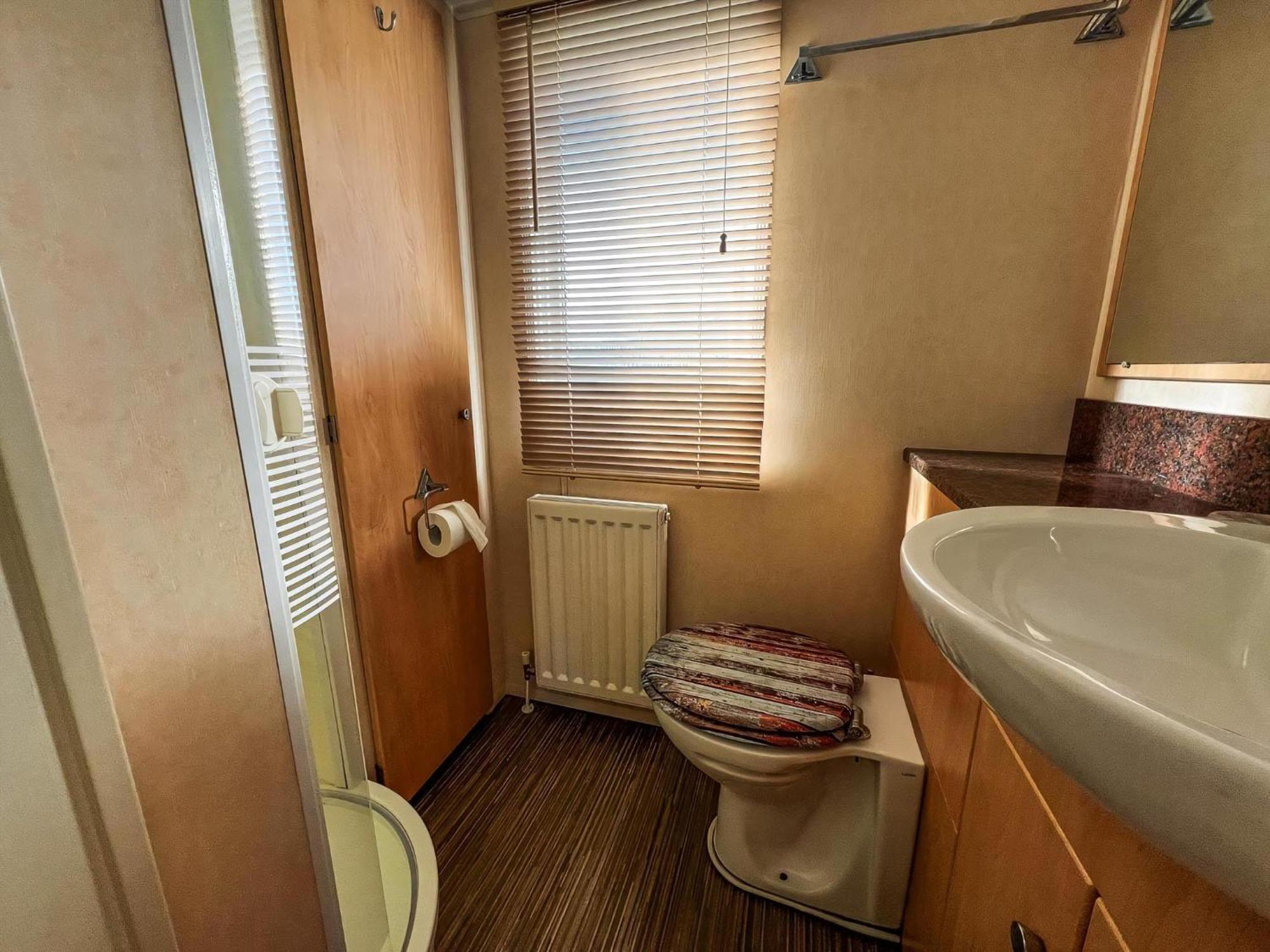 Campsite Great Caravan For Hire With Pond Views At Manor Park Holiday Park Ref 23228k Hunstanton