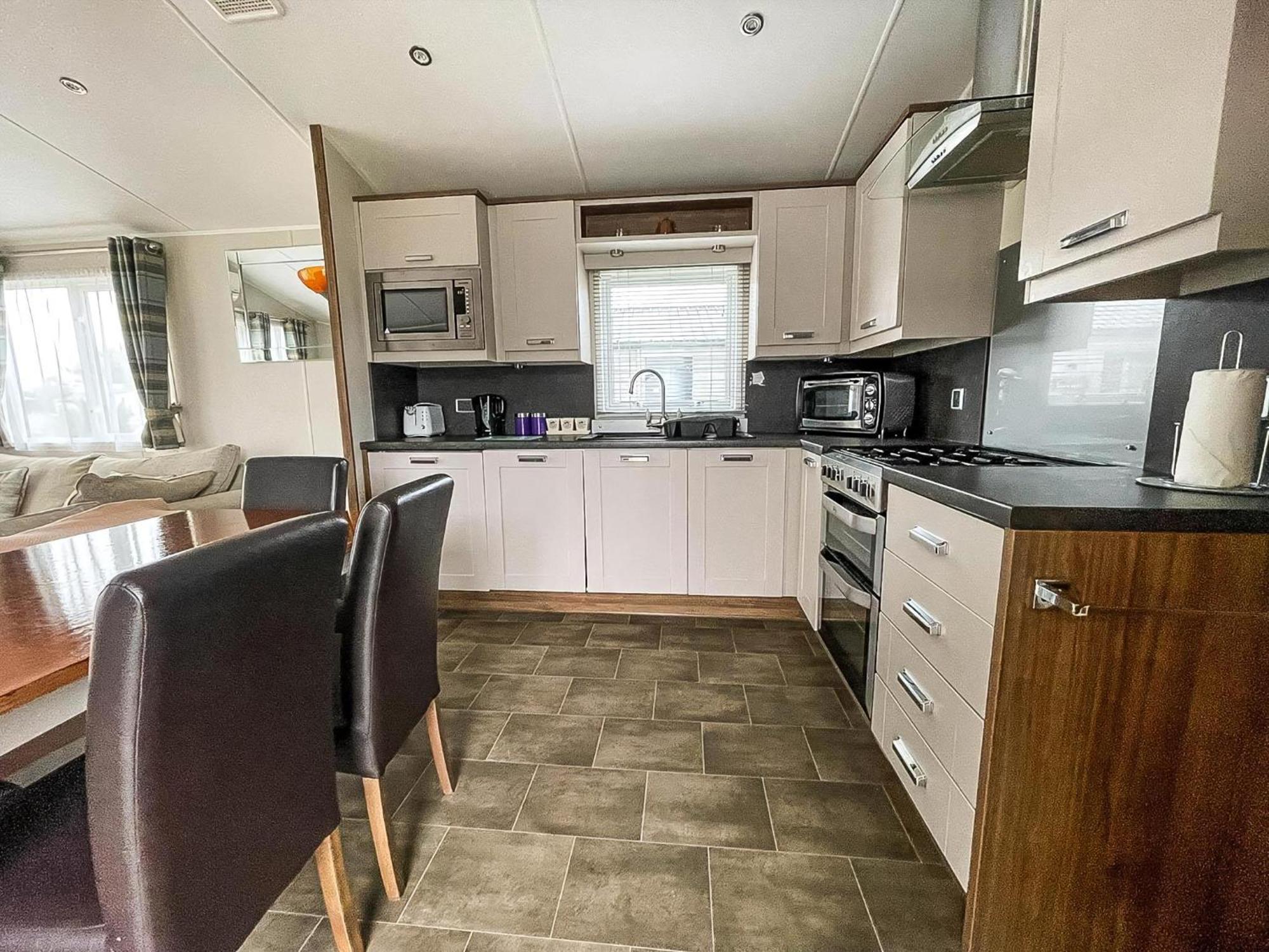 Lodge Stunning Dog Friendly Caravan At Manor Park, In Norfolk Ref 23188k