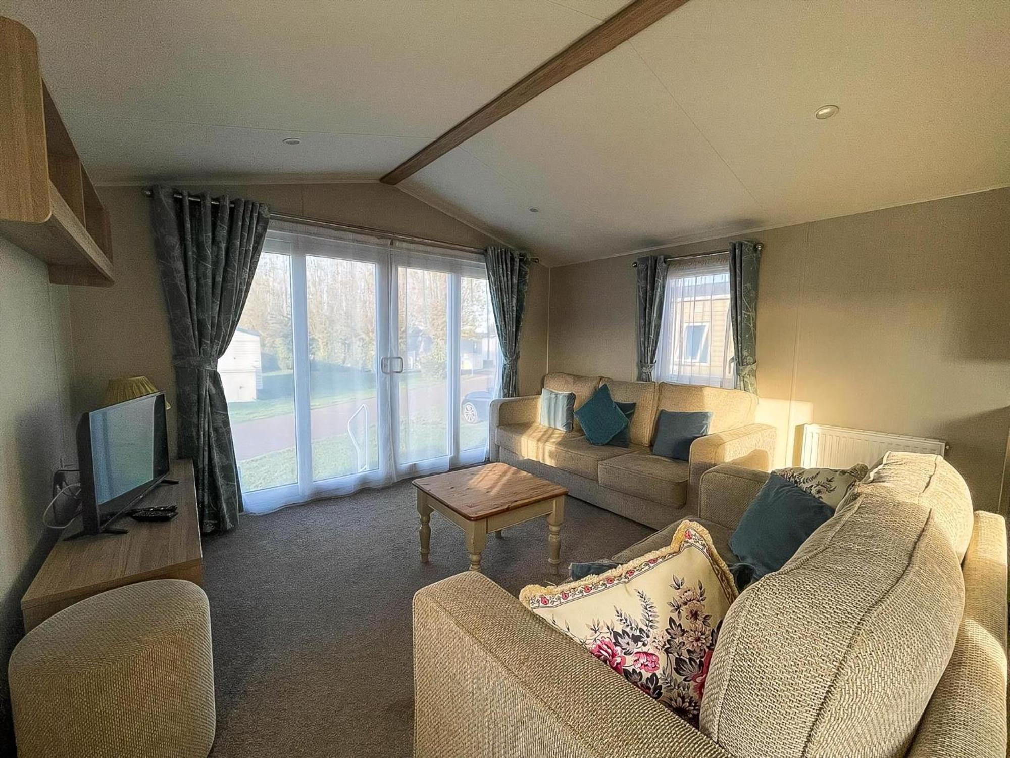 Stunning Caravan For Hire Nearby In Norfolk Ref 23050s Campsite *