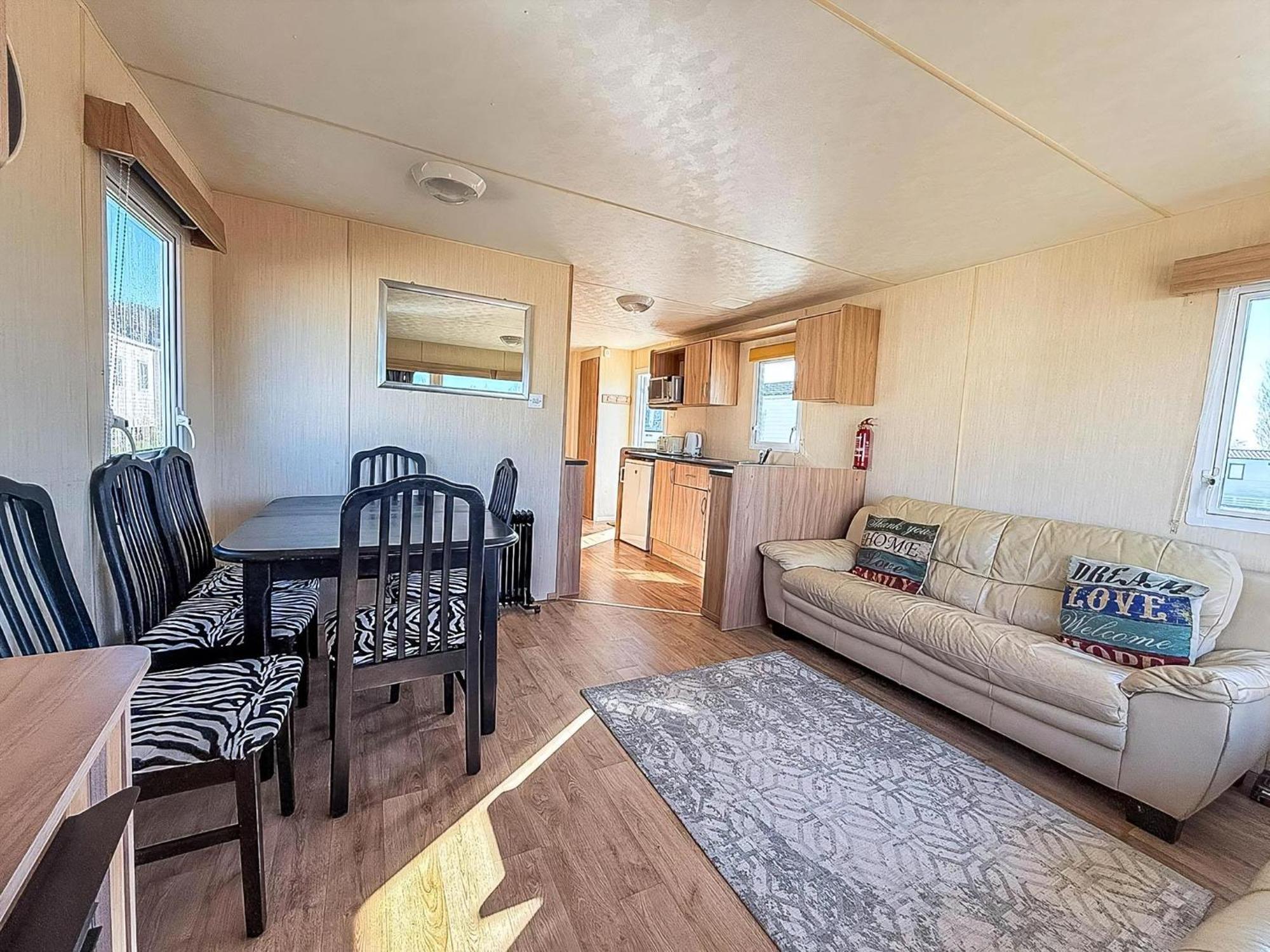 6 Berth Caravan For Hire With Decking At Manor Park In Norfolk Ref 23017s * Hunstanton