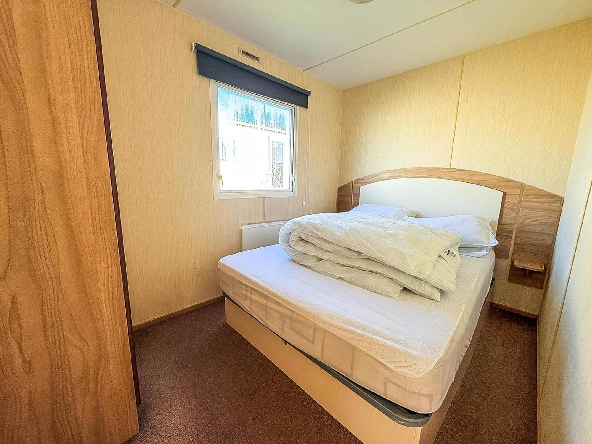 Campsite 6 Berth Caravan For Hire With Decking At Manor Park In Norfolk Ref 23017s *