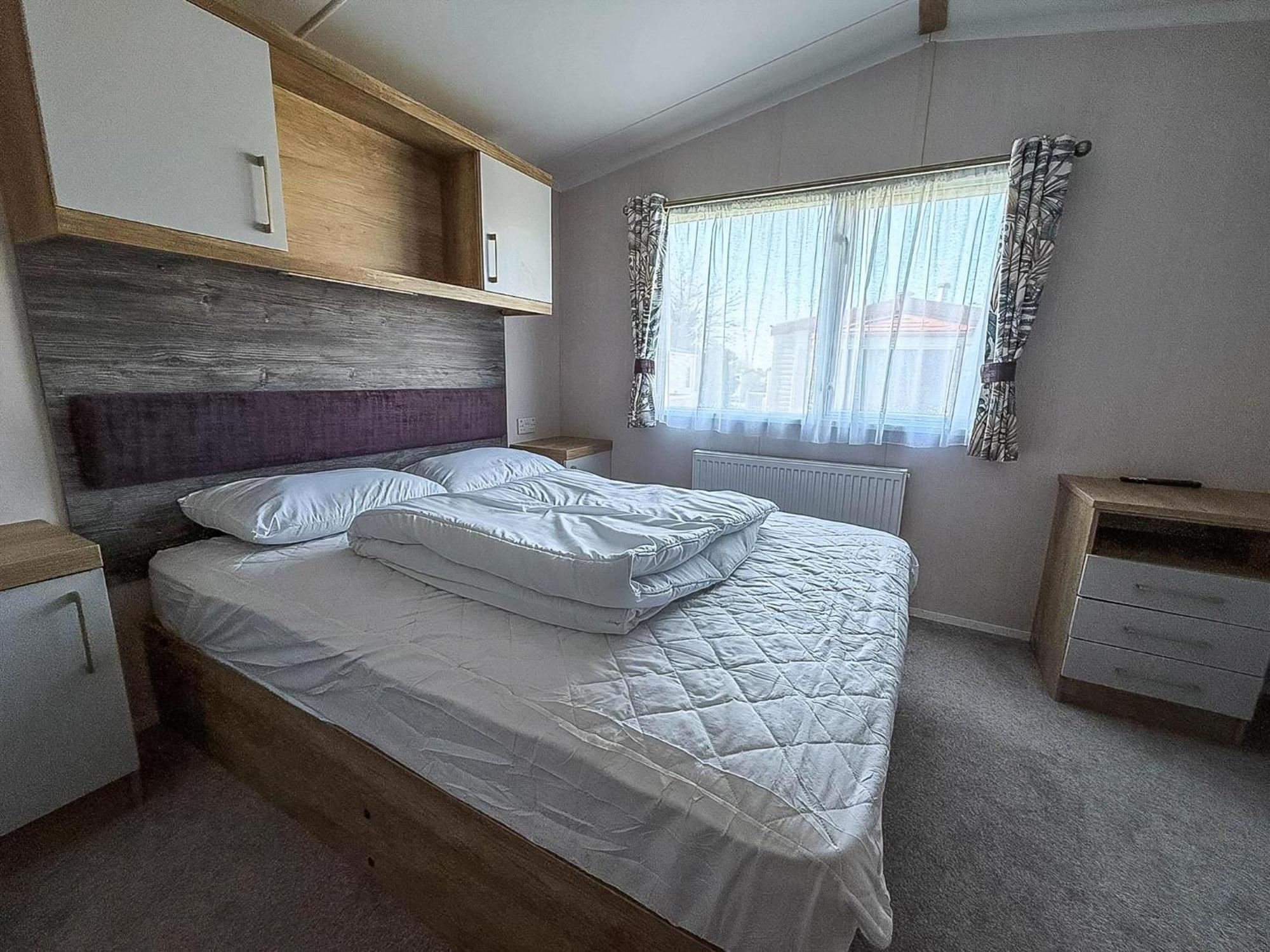 Stunning 6 Berth Caravan With Decking At Manor Park, Near Ref 23068c * Hunstanton