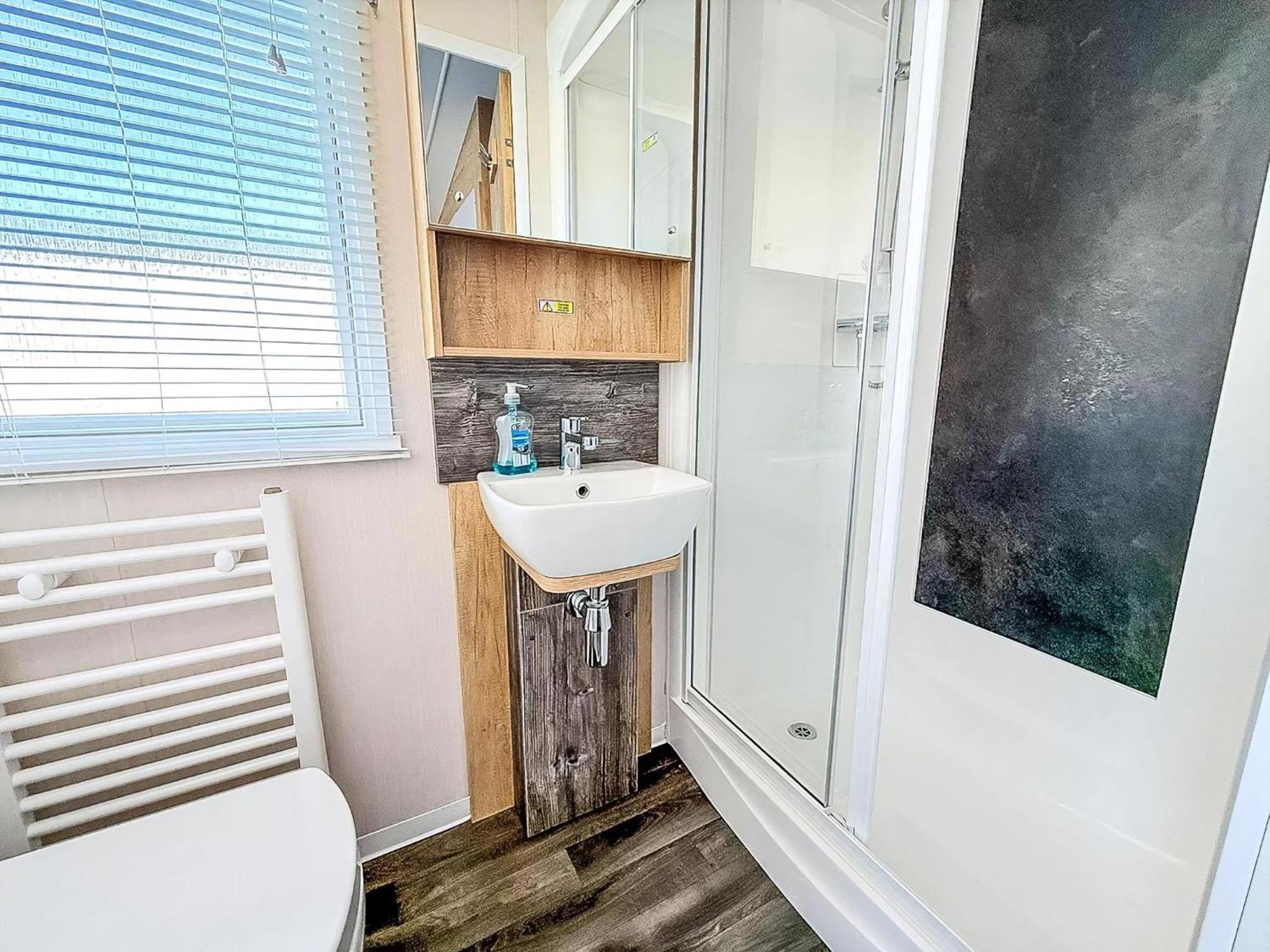 Campsite Stunning 6 Berth Caravan With Decking At Manor Park, Near Ref 23068c *