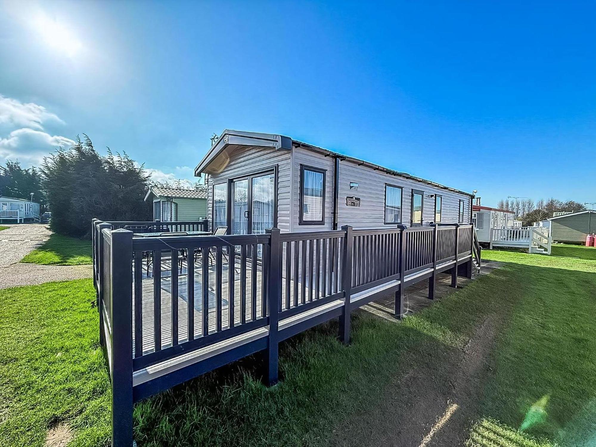 Stunning 6 Berth Caravan With Decking At Manor Park, Near Ref 23068c *