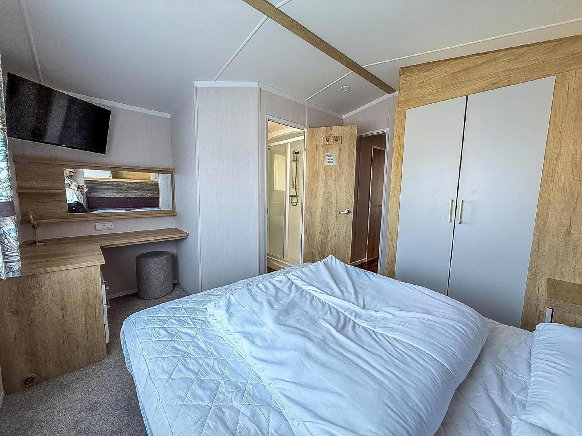 Campsite Stunning 6 Berth Caravan With Decking At Manor Park, Near Ref 23068c *