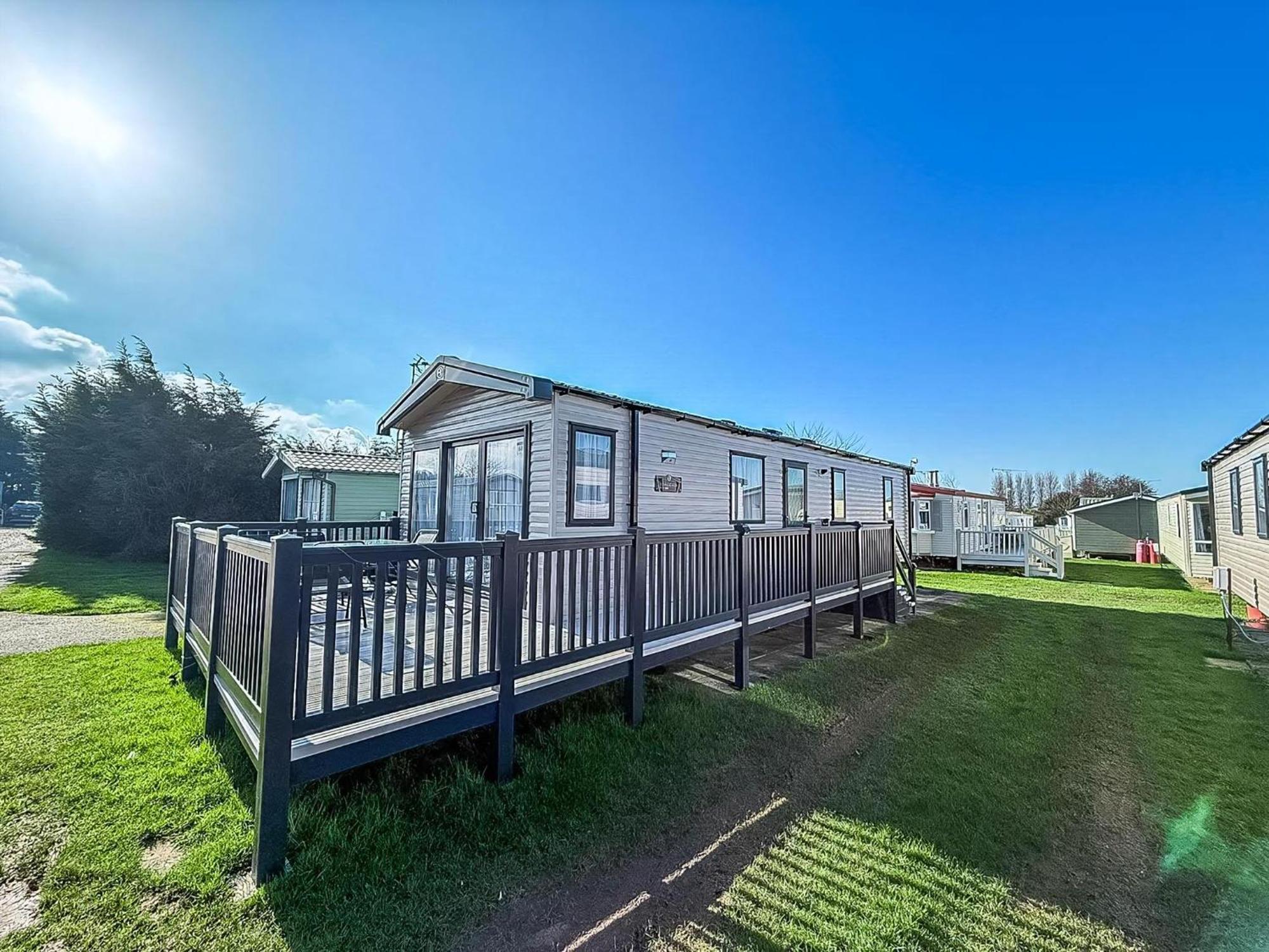 Stunning 6 Berth Caravan With Decking At Manor Park, Near Ref 23068c Campsite Hunstanton