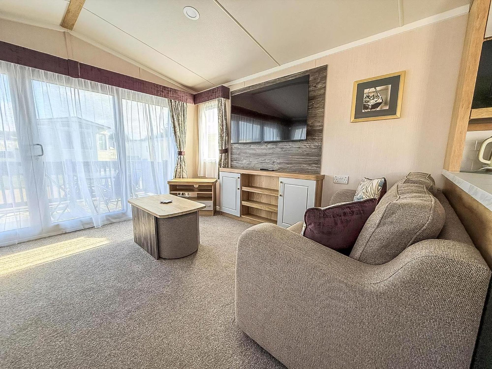 Campsite Stunning 6 Berth Caravan With Decking At Manor Park, Near Ref 23068c Hunstanton