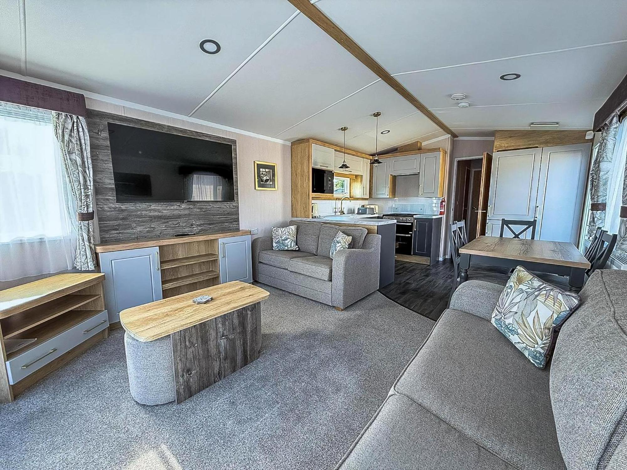 Stunning 6 Berth Caravan With Decking At Manor Park, Near Ref 23068c *