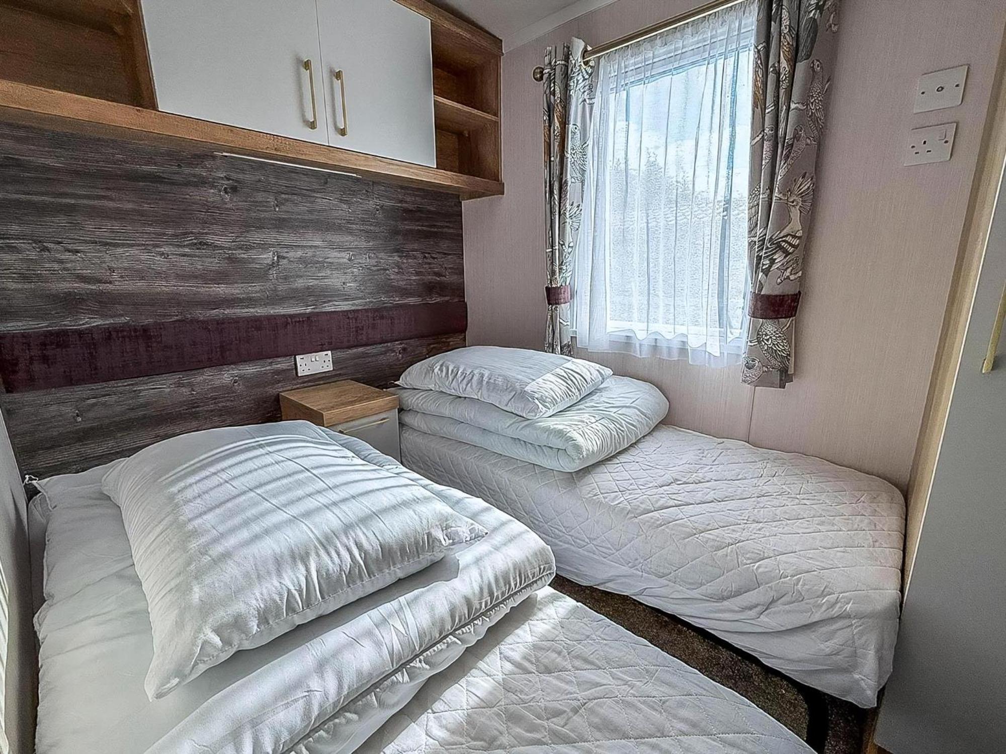 Stunning 6 Berth Caravan With Decking At Manor Park, Near Ref 23068c Campsite Hunstanton