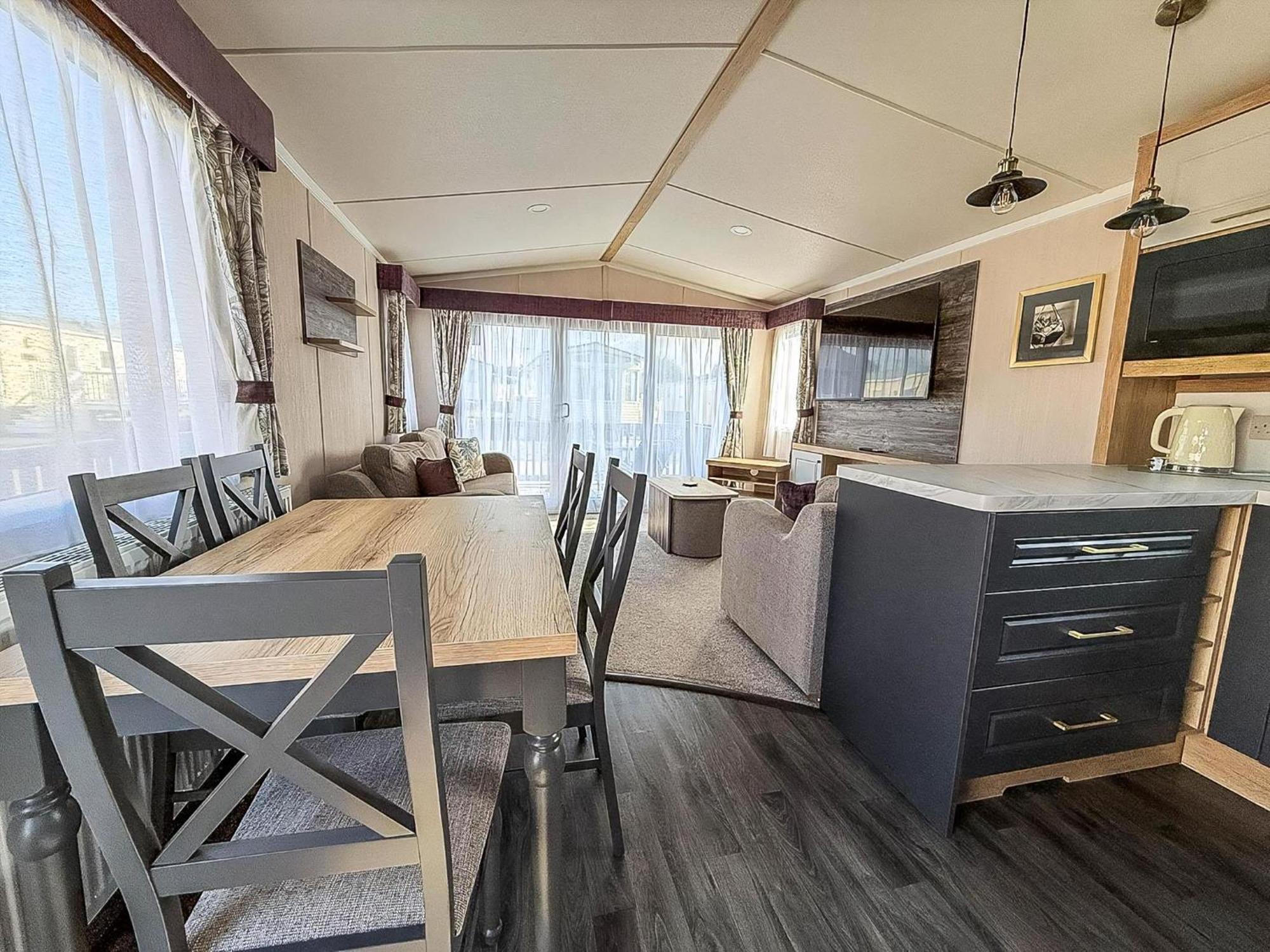 Campsite Stunning 6 Berth Caravan With Decking At Manor Park, Near Ref 23068c Hunstanton