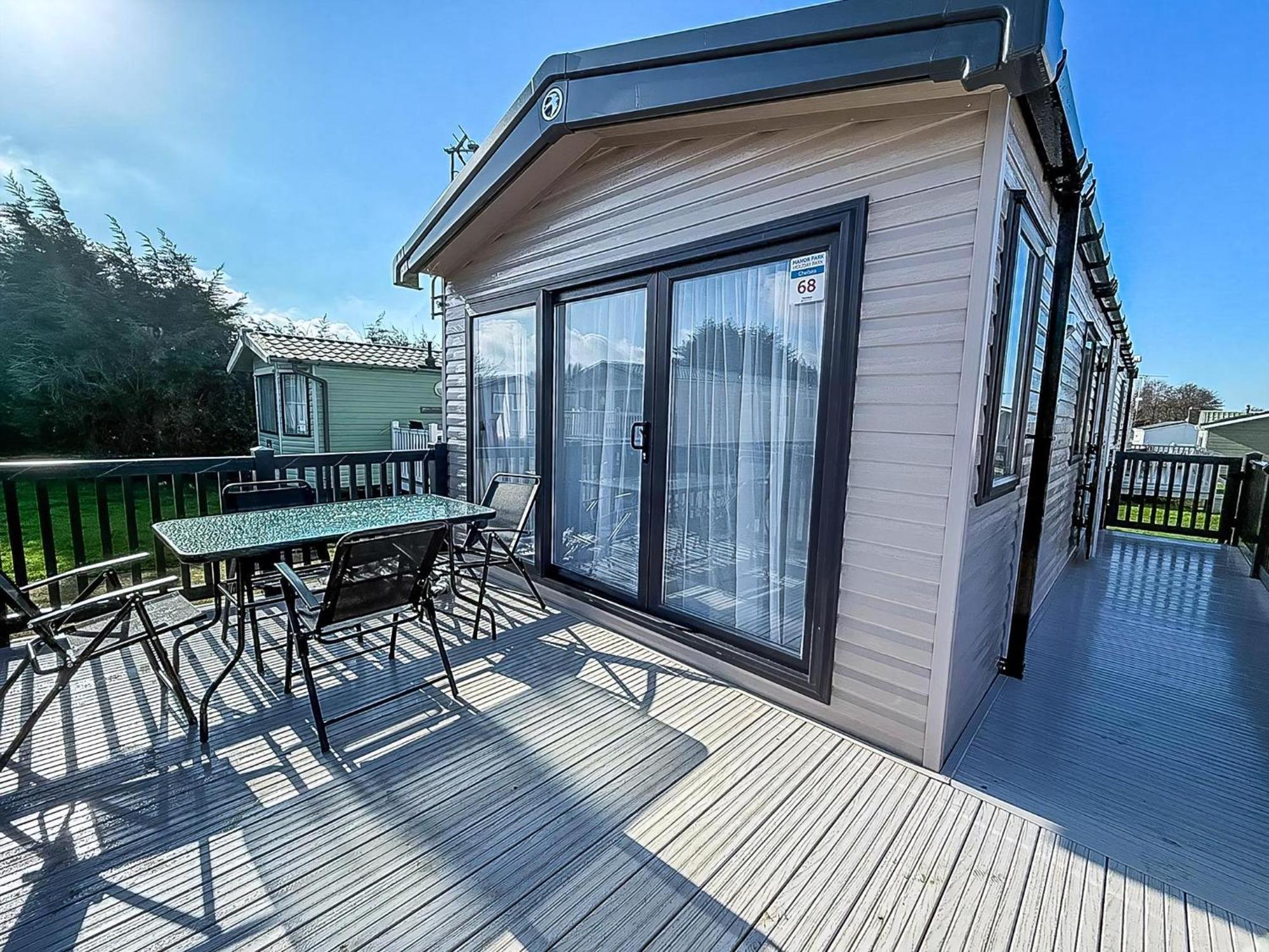 Stunning 6 Berth Caravan With Decking At Manor Park, Near Ref 23068c *