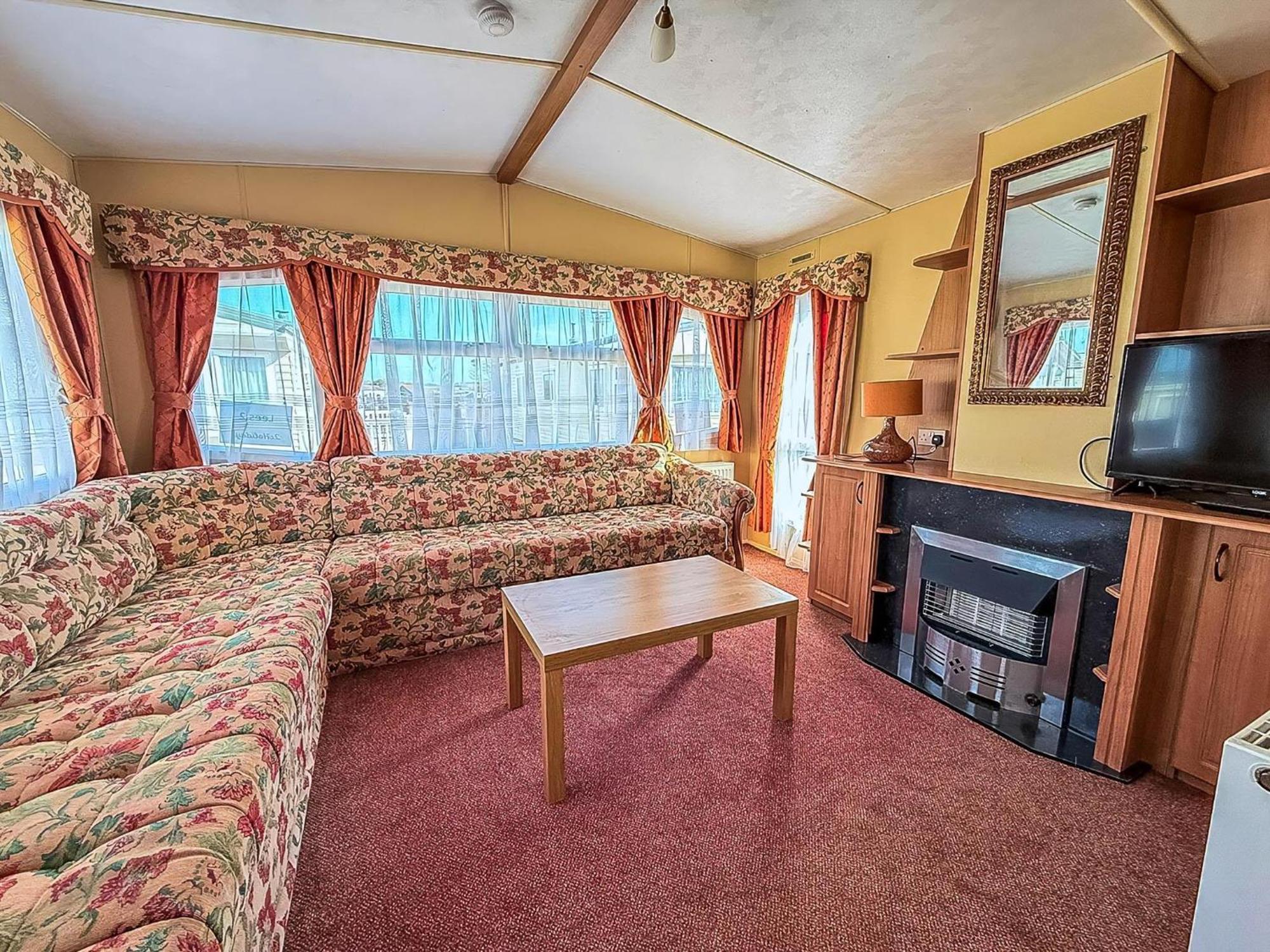 Campsite 6 Berth Caravan For Hire In By The In Norfolk Ref 13002l