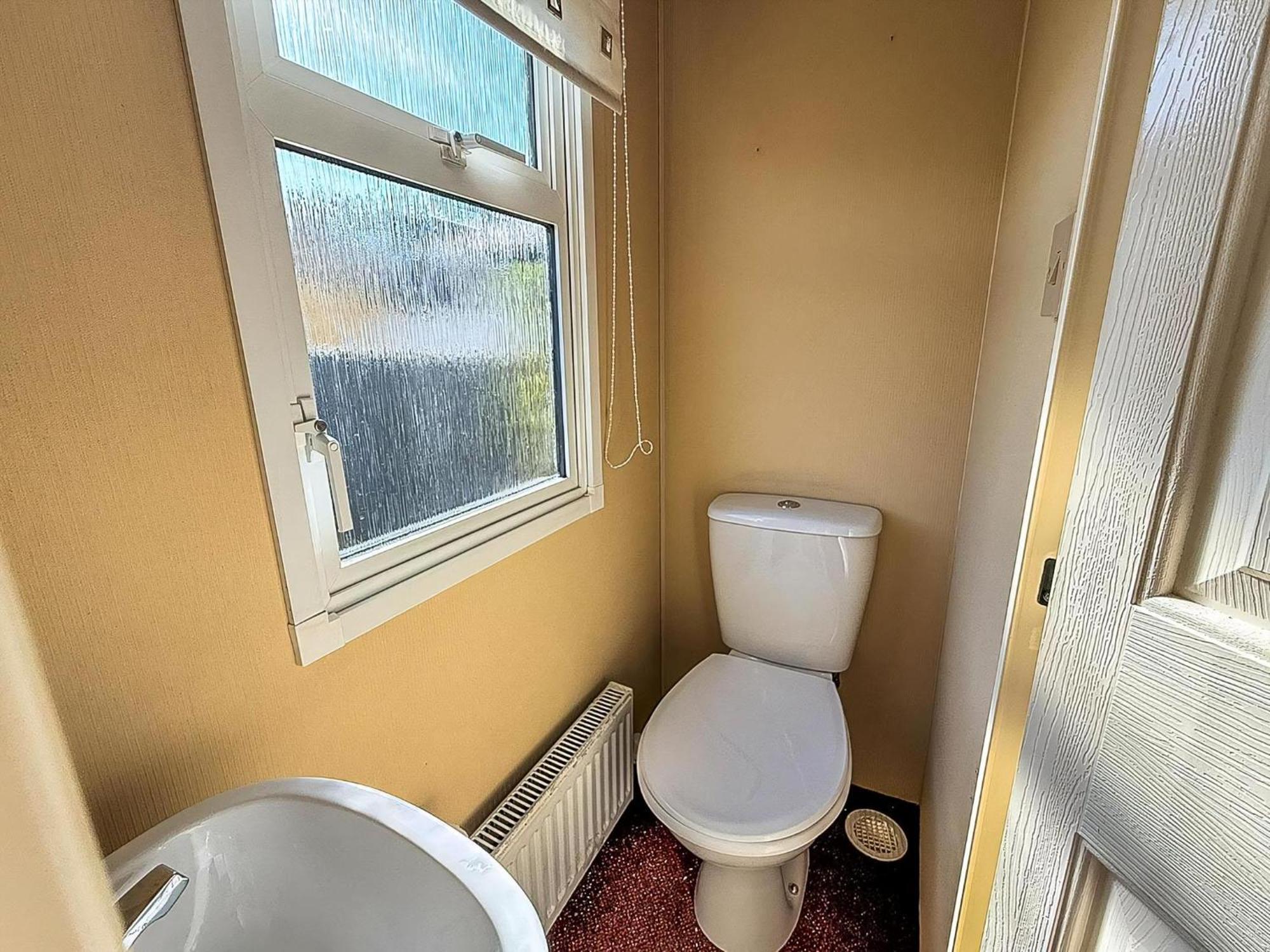 Campsite 6 Berth Caravan For Hire In By The In Norfolk Ref 13002l *