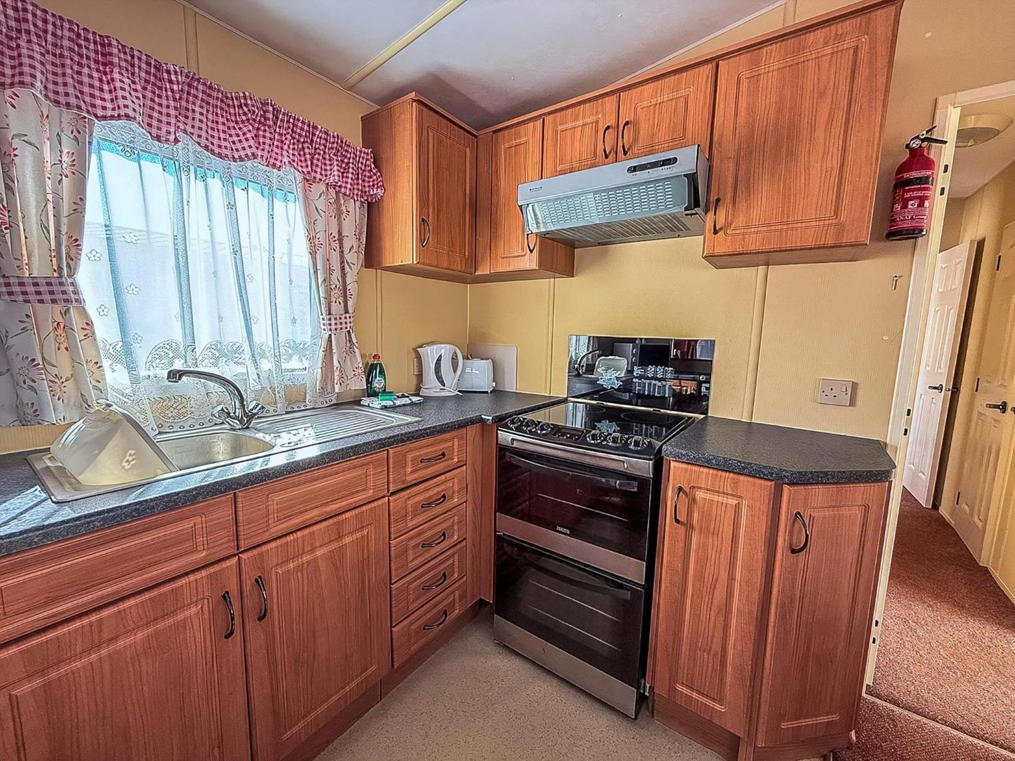 6 Berth Caravan For Hire In By The In Norfolk Ref 13002l Hunstanton