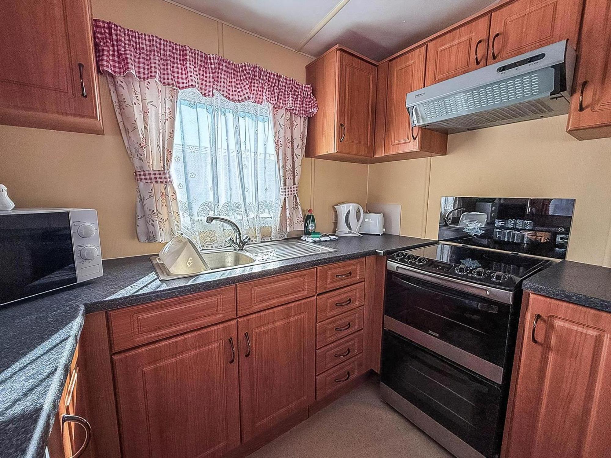 Campsite 6 Berth Caravan For Hire In By The In Norfolk Ref 13002l