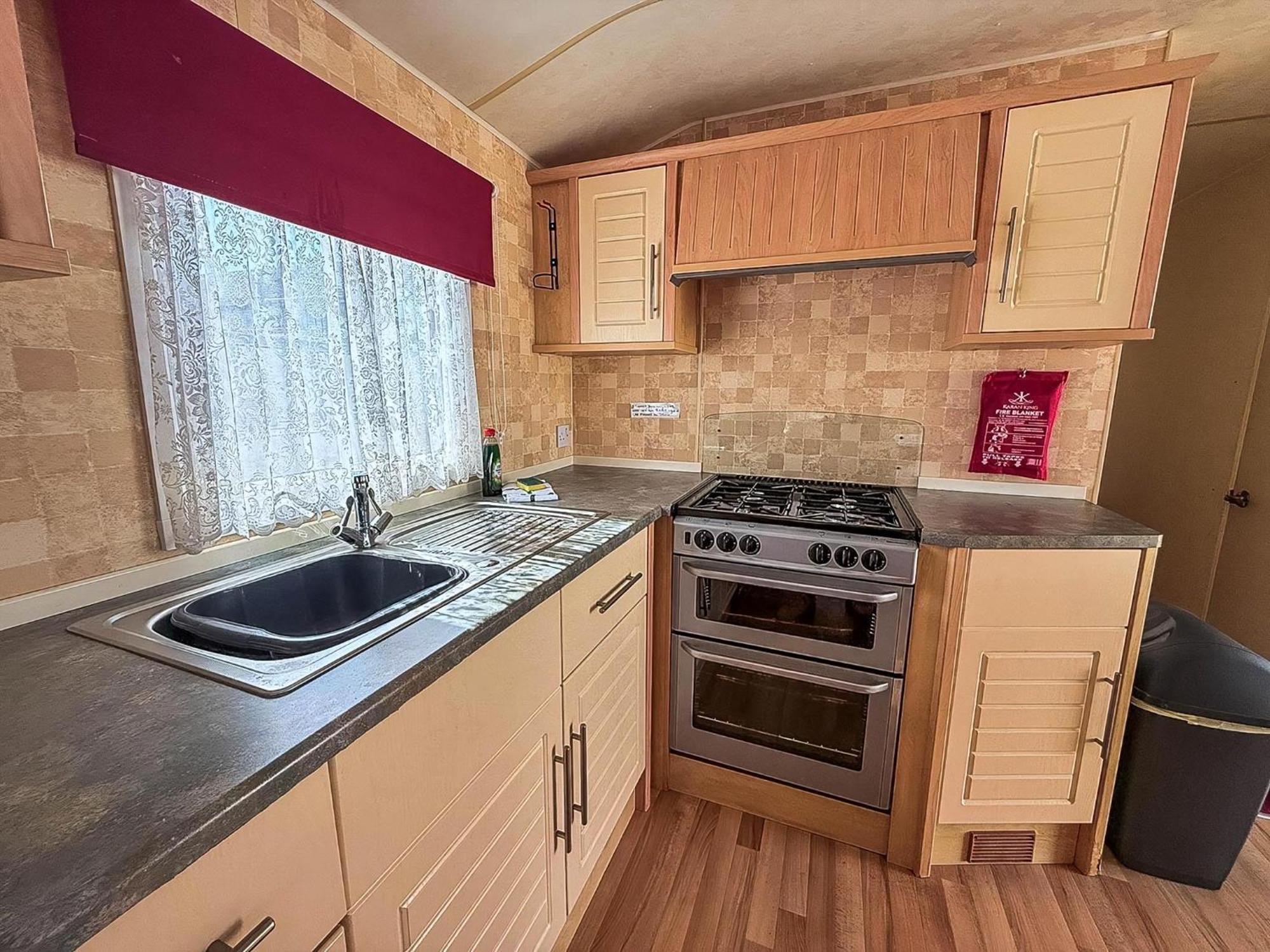 Campsite 6 Berth Caravan For Hire At Lees In Ref 13006l Hunstanton