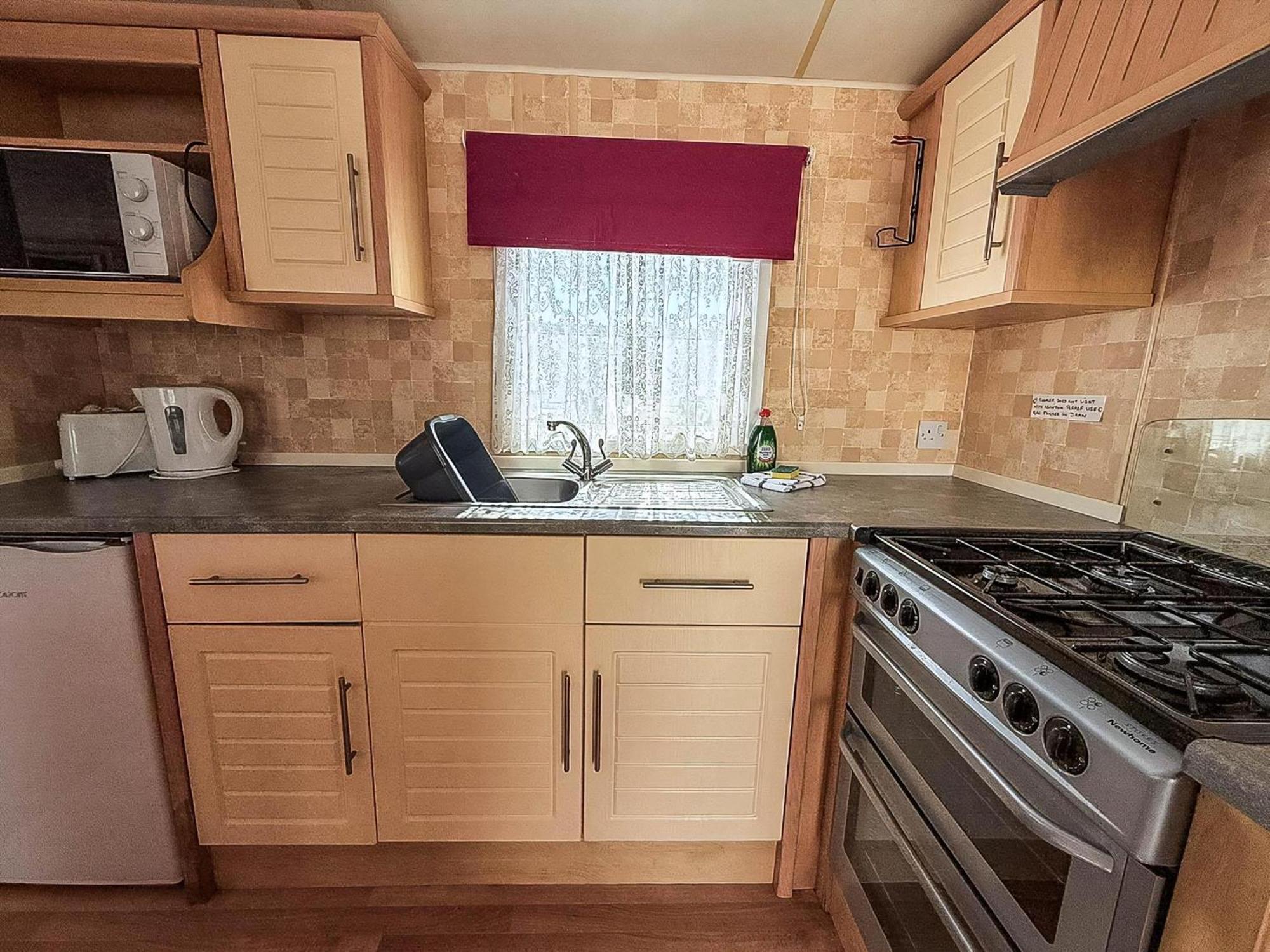 6 Berth Caravan For Hire At Lees In Ref 13006l Campsite *